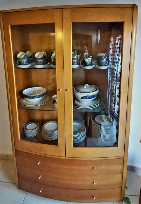 Cristaleira em cerejeira