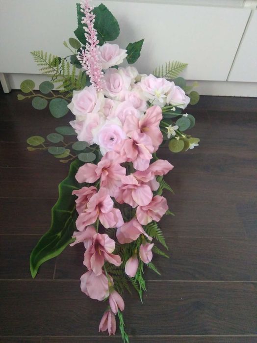 Kompozycja na cmentarz obciążona