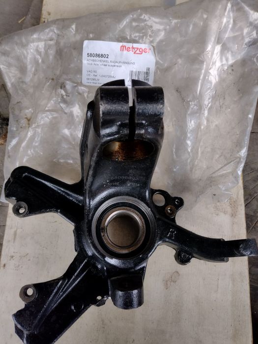 Поворотний кулак колеса