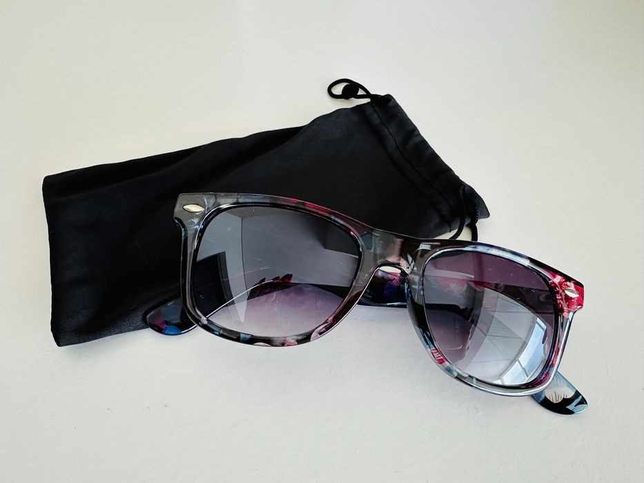 Óculos de sol pretos com padrão floral + bolsa