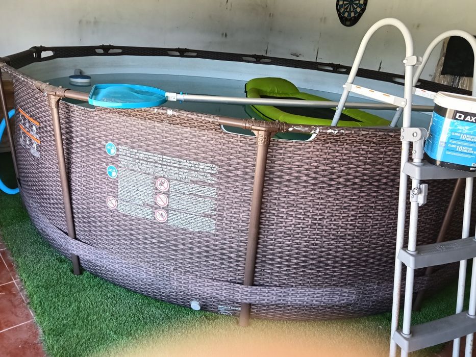 Piscina com acessórios