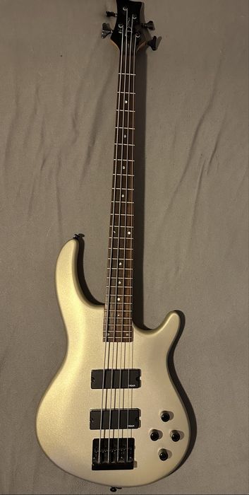 Gitara basowa Dean Edge 4 aktywne humbuckery