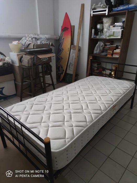 Cama em ferro de cor preto de solteiro