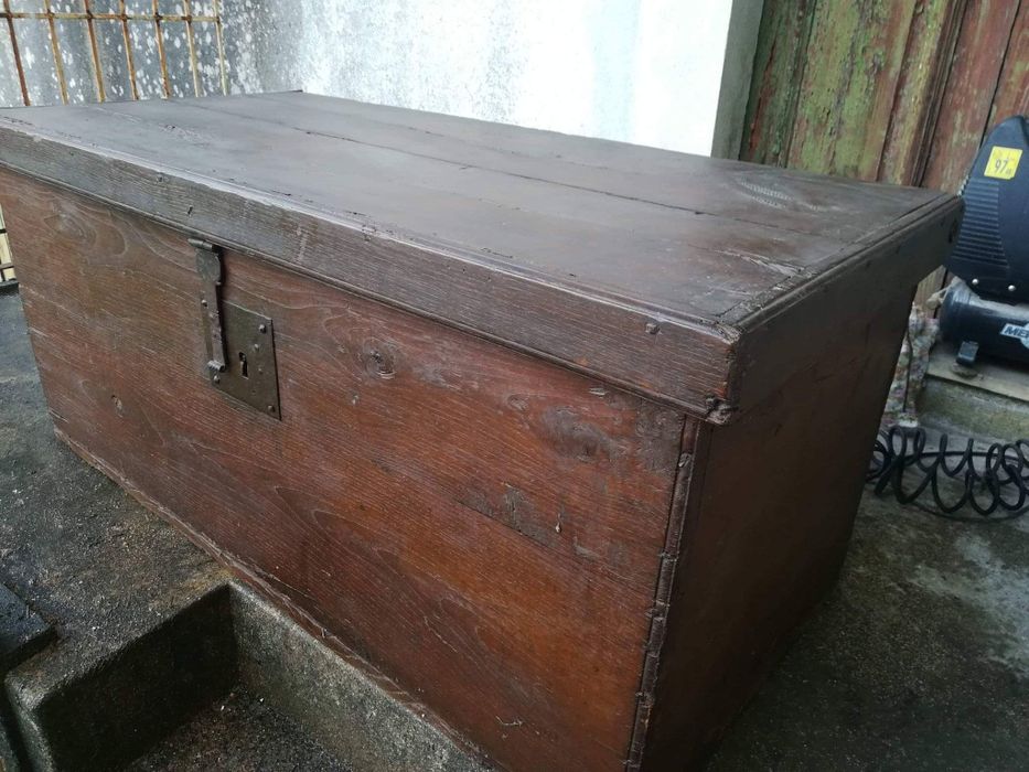 Arca em madeira castanho