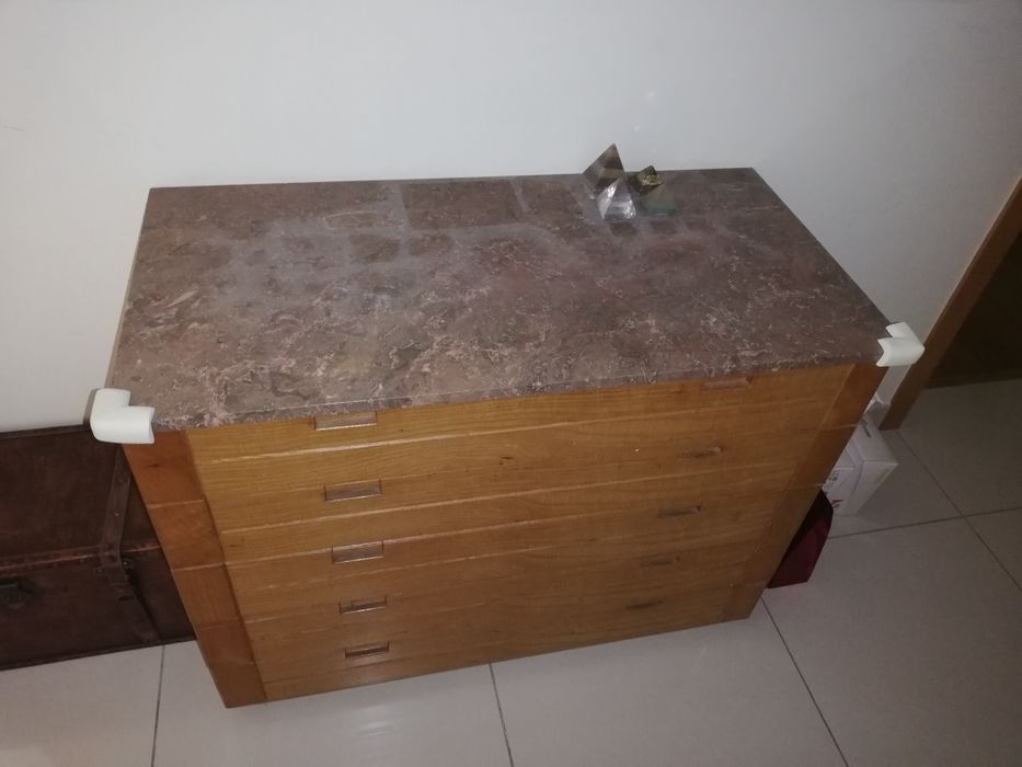 Cómoda em pinho e tampo em mármore