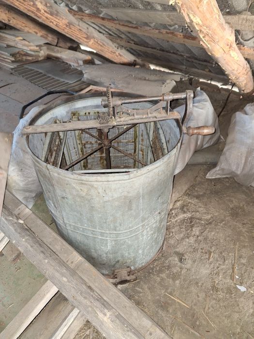 Продам медогонку на 4 рамки