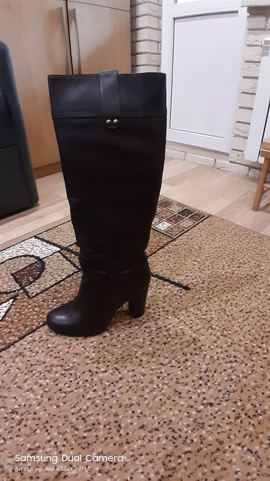 Шкіряні чоботи шоколадного кольору на високих підборах