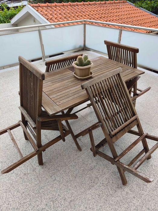Mesa com 4 cadeiras de madeira em bom estado. Precisam somente de pintura nova.