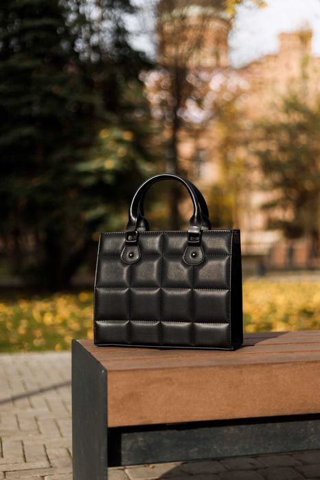 Жіноча сумка шоколадка чорна