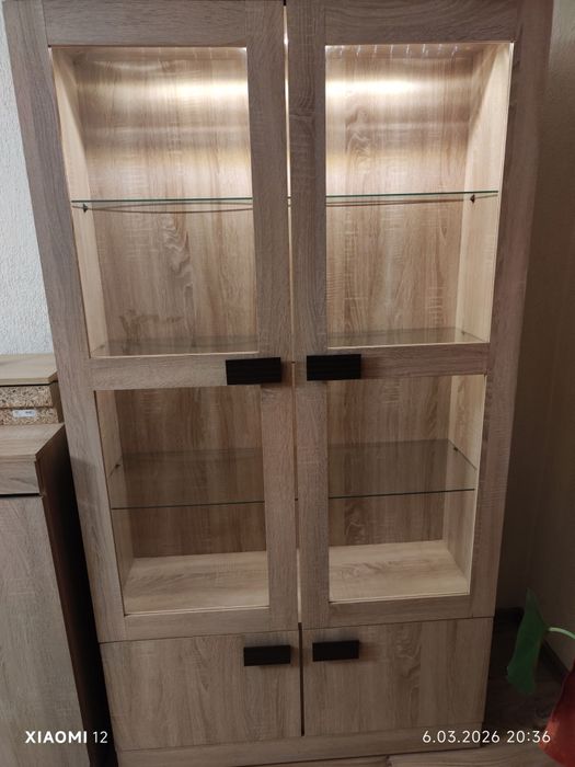 Witryna na szkło z szafkami  podświetlana