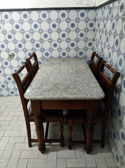 Mesa de cozinha com tampo em granito