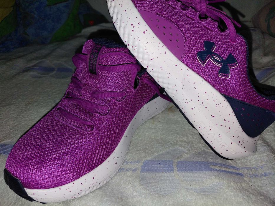 Жіночі фірмові кросівки