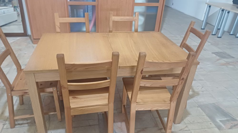 Mesa de sala extensiva com seis cadeiras