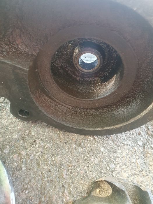 Корпуса і шківи водяного насоса для двигуна д240 д245.
