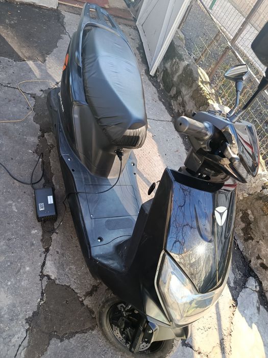 Єлектроскутер Yadea RN чорний