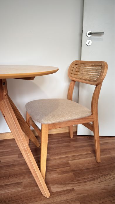 Mesa de jantar com duas cadeiras