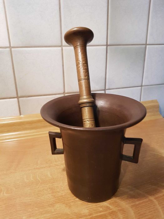 Duży mosiężny moździerz