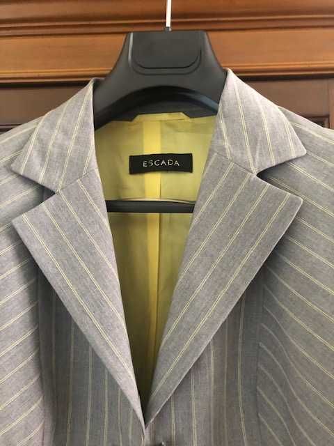 Elegante casaco Srª cinza, com riscas verde oliva, marca luxo Escada