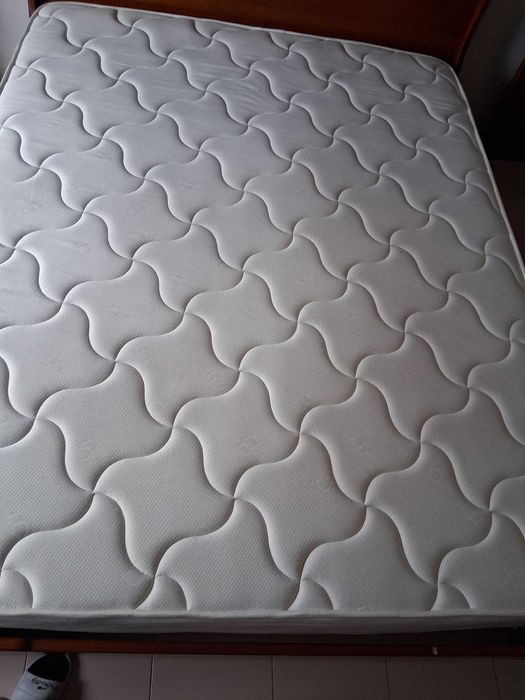 Cama de casal pinho maciço cor de mel com colchão e estrado incluídos