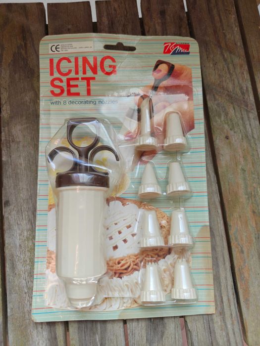 Cake Decorating Kit with Various Nozzles447037109657282560