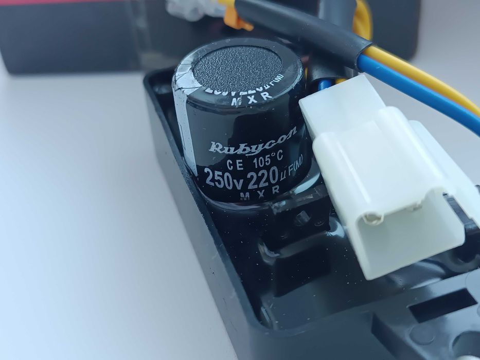 AVR регулятор напруги генератора 250v 220 мкф до 3,5 кВт прямокутний