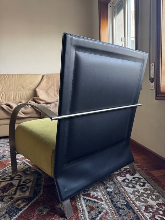 Par de cadeirões modernos — assento verde e encosto em couro preto