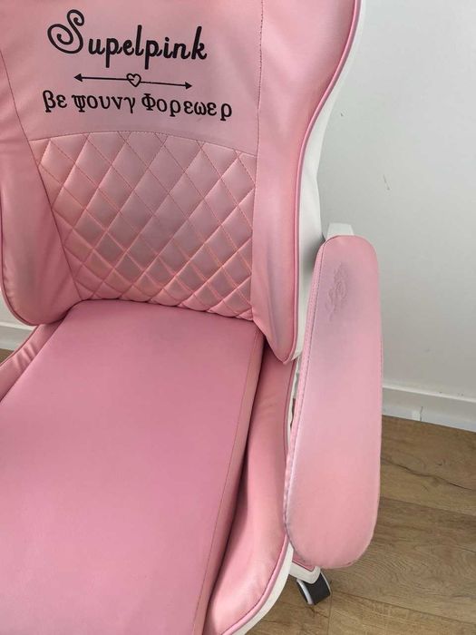 Różowy fotel gamingowy