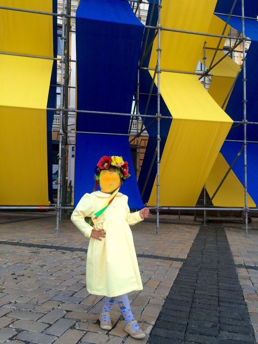 Желтое платье и летнее пальто!