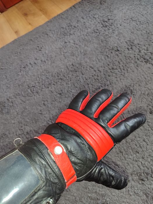 Вінтажні шкіряні теплі чорно-червоні мотоциклетні рукавички краги.