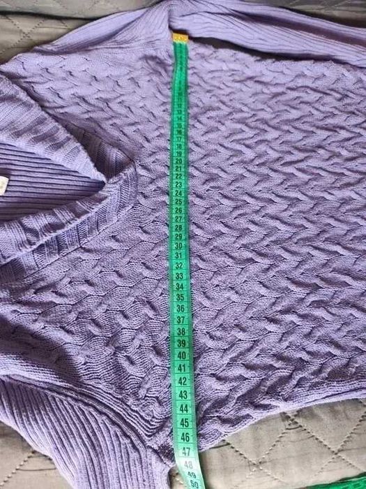 Fioletowy sweter z wywijanym dekoltem V rozmiar M