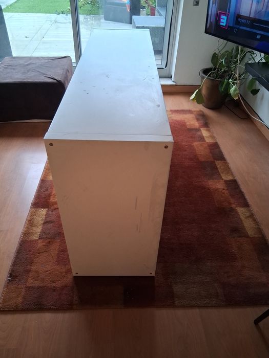 Móvel de arrumação com portas pode fixar a parede