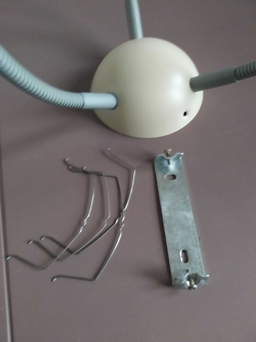 Lampa sufitową lub ścienna z trzema żarówkami E14 40W.