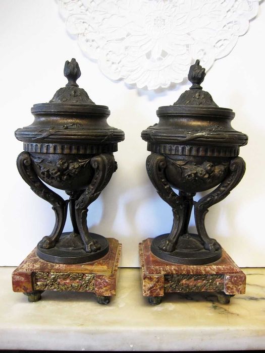 fantástico antigo relógio figurativo em bronze e mármore com 2 ânforas