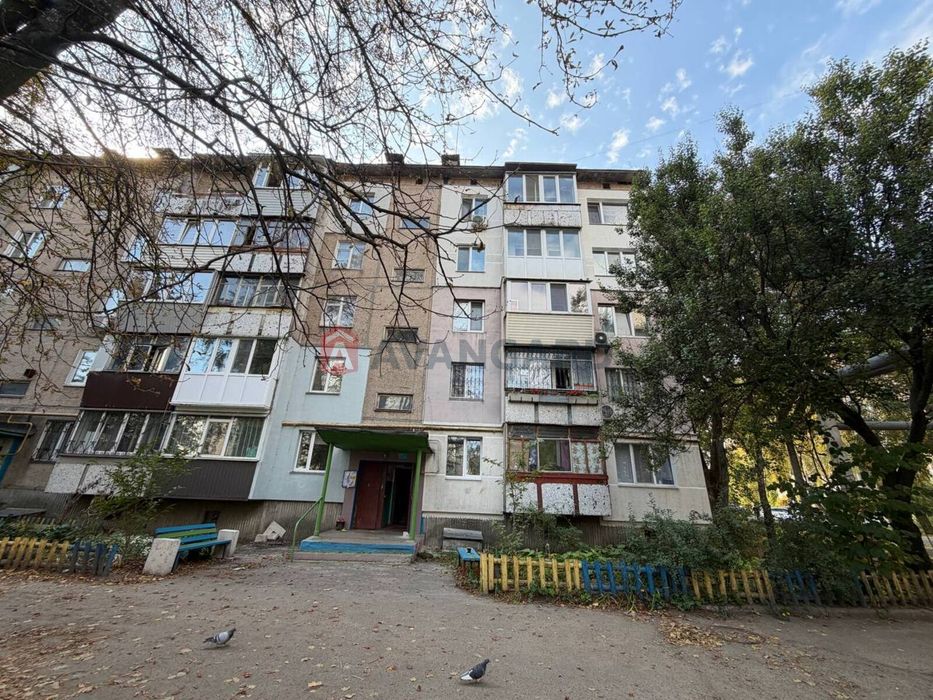 4-х квартира, поряд садочок і школа, є відео-огляд.