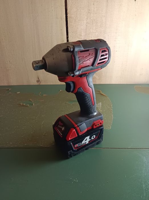 Klucz udarowy Milwaukee m18 BIW12 z baterią 4.0ah