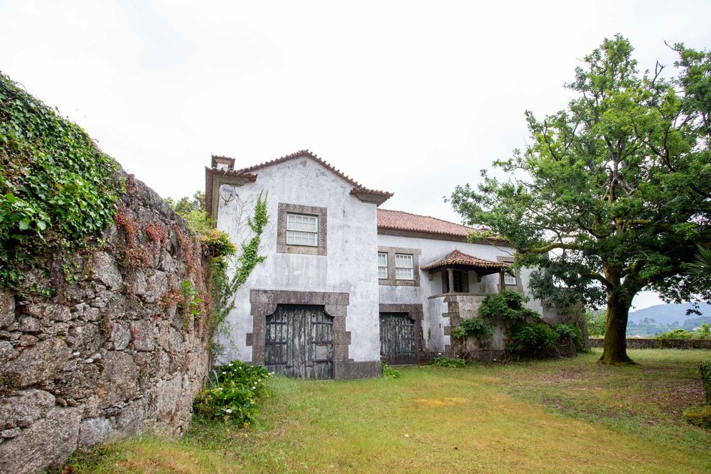 Moradia classificada de interesse arquitetónico com logradouro e terreno sobrante com viabilidade de construção.