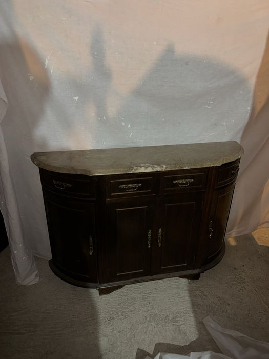 Aparador pequeno com pedra no topo