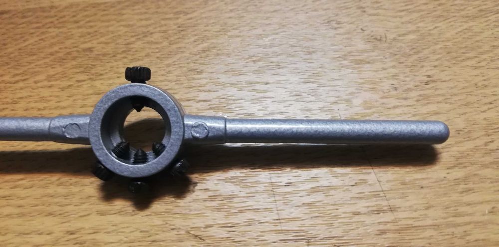 Tarrachas e chave para abrir roscas, novas