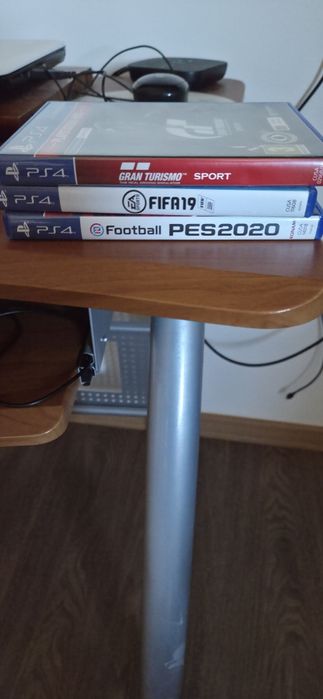 PS4 com comando + 3 jogos
