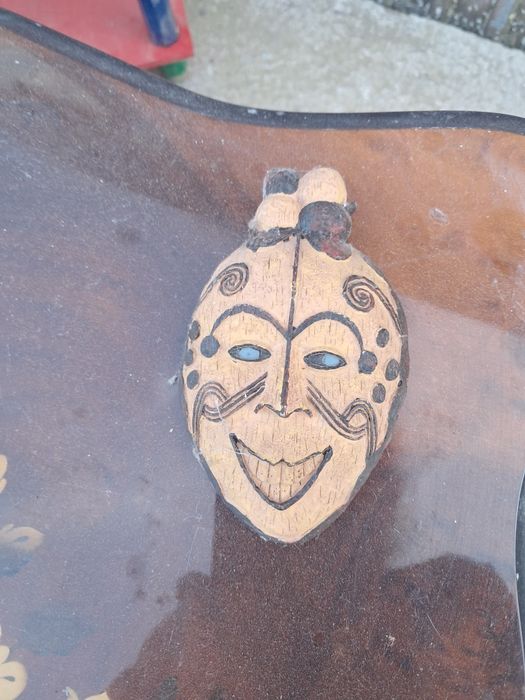 Mascara decorativa em madeira