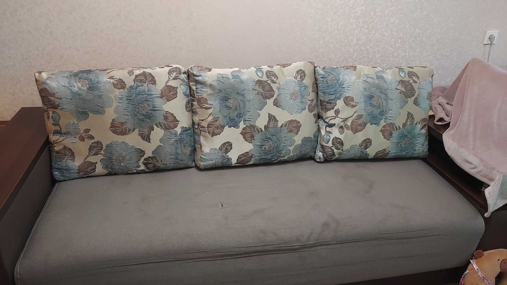 продам диван під реставрацію