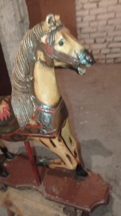 Stary konik drewniany na kółkach