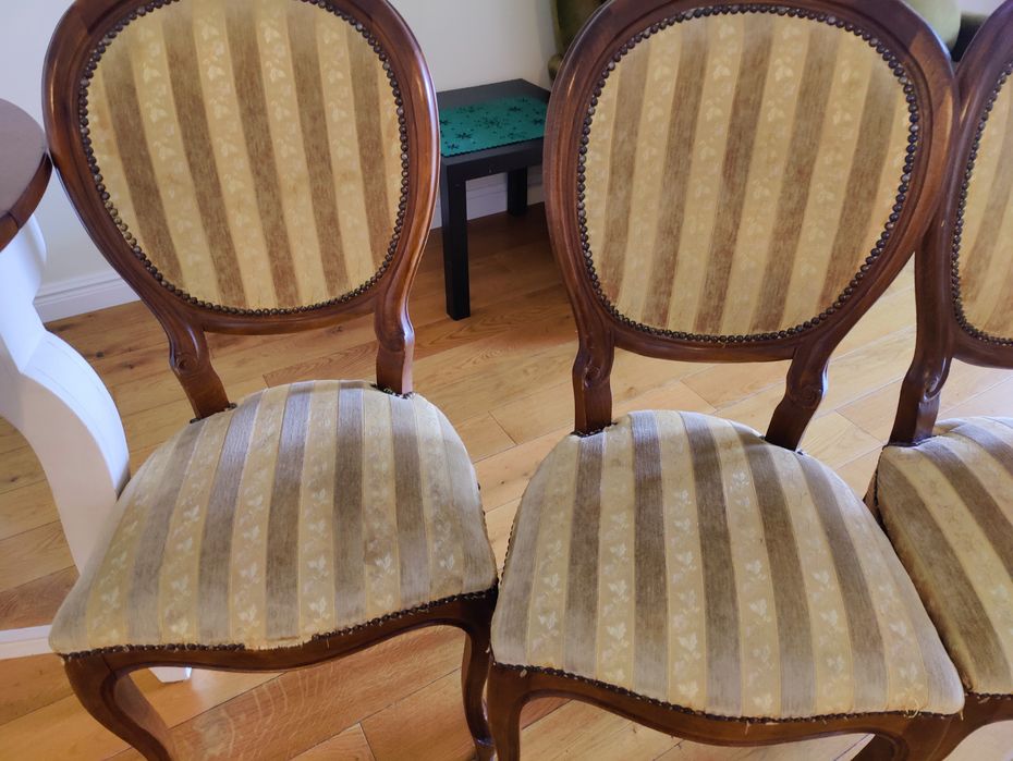 Krzesła drewniane medaliony.
