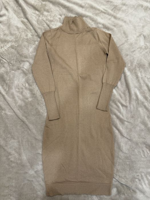 В'язана сукня-гольф бежевого кольру