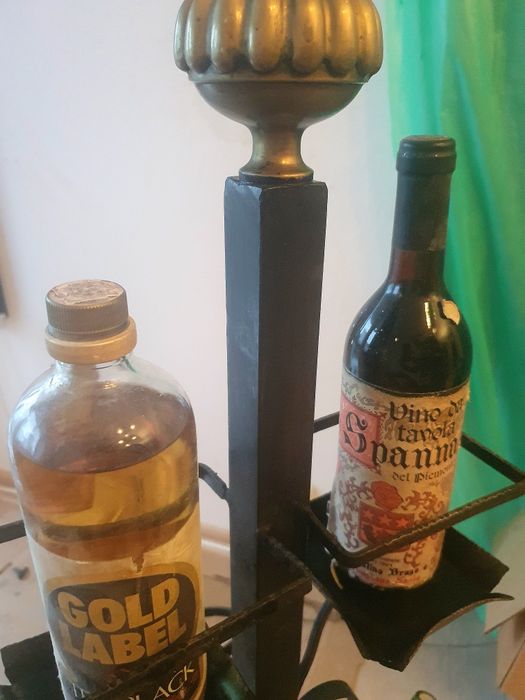 Kuty stojak na wino + 5 unikatowych artefaktów (Zestaw Kolekcjon