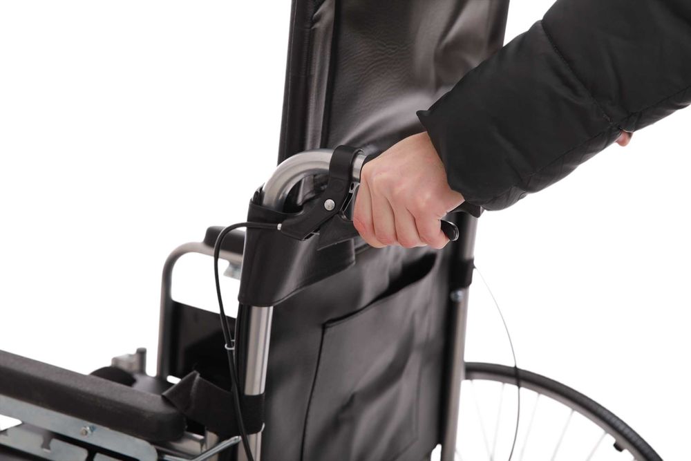 Інвалідний візок з туалетом (санітарним обладнанням) MED1-L07