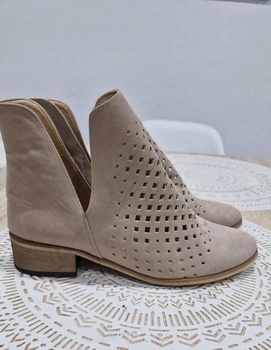Botki ażurowe z wycięciem