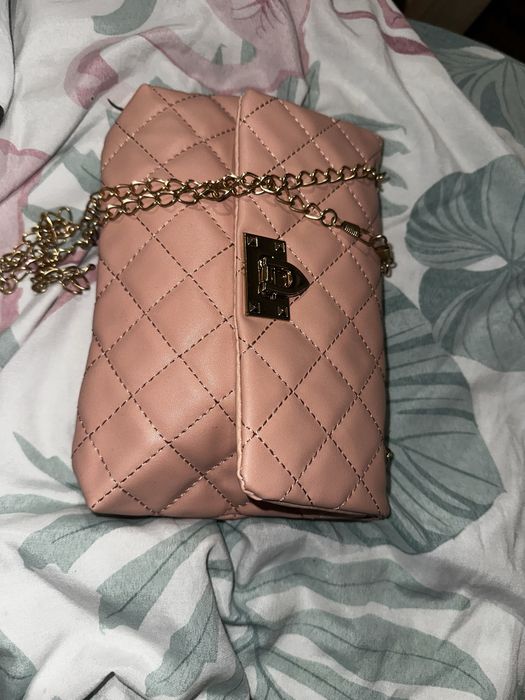 Mała różowa torebka na łańcuszku pikowana