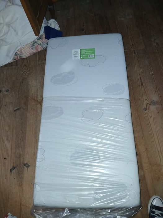 Cama de bebé com colchão