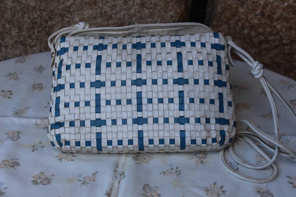 Mala de senhora branca e azul
